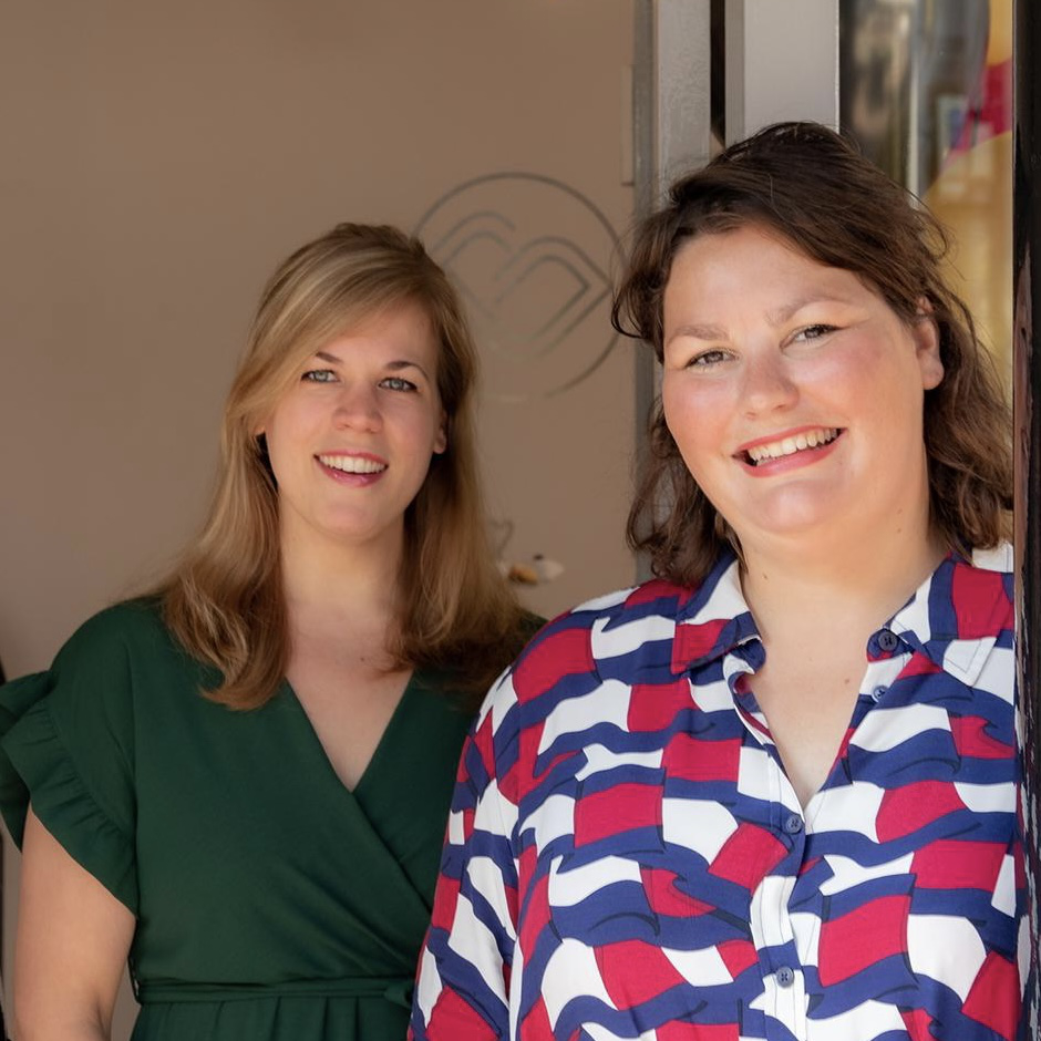 Mireille en Marga van KMI huidtherapie